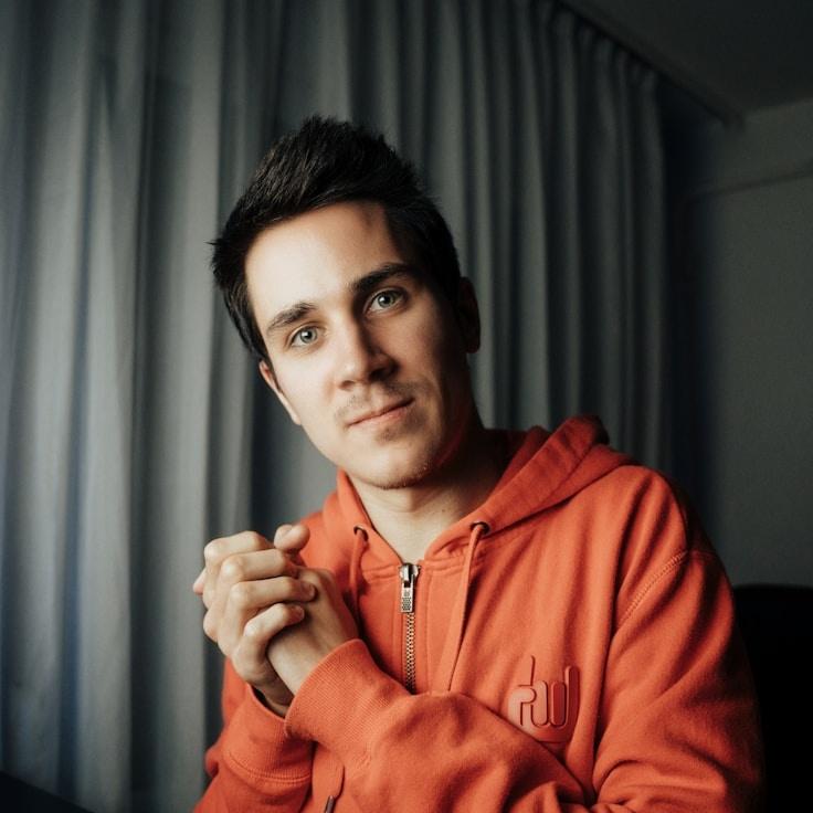 Portrait of Ananya meditation instructor